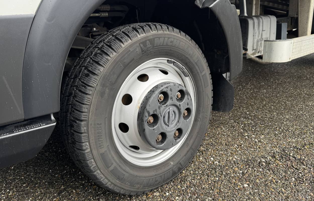 Nissan Cabstar NT400 2.5 136cv 9