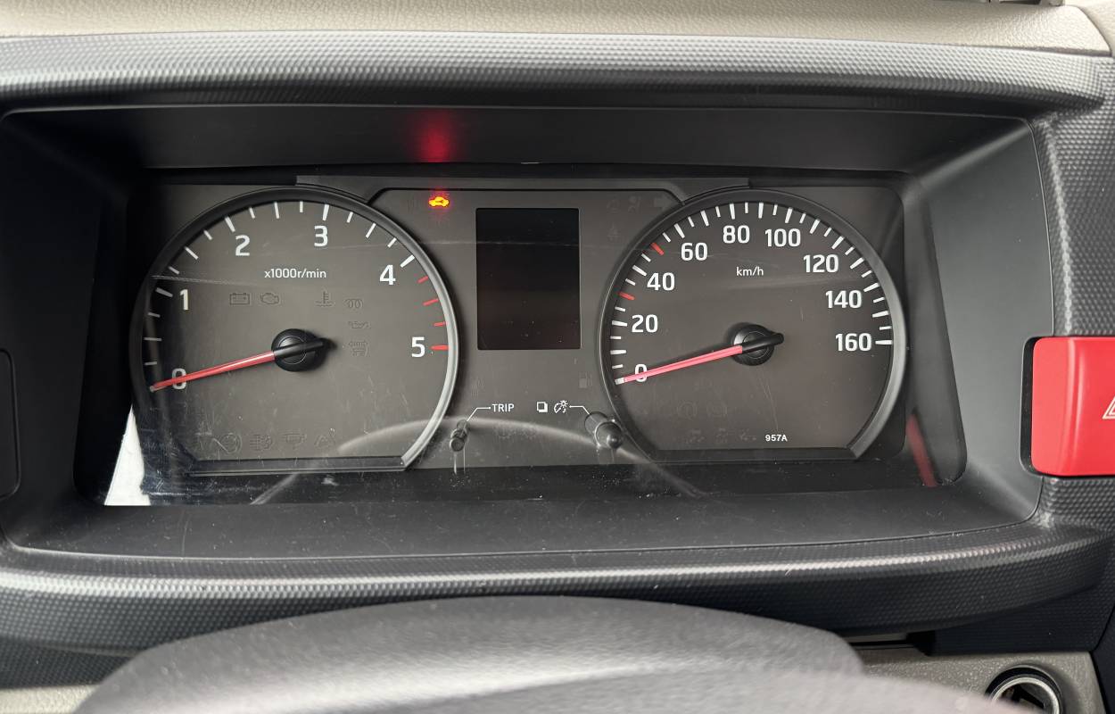 Nissan Cabstar NT400 2.5 136cv 8