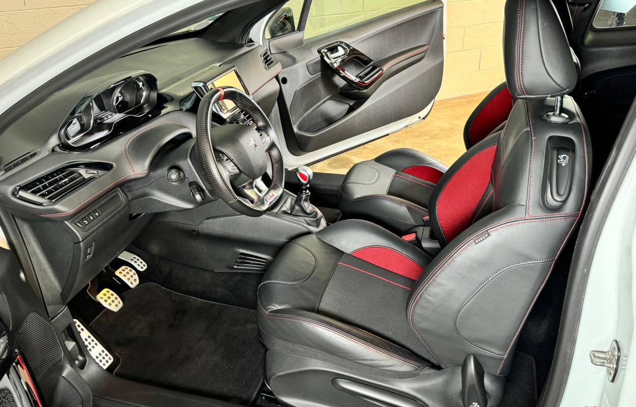 Peugeot 208 GTI 1.6 THP 208cv 11