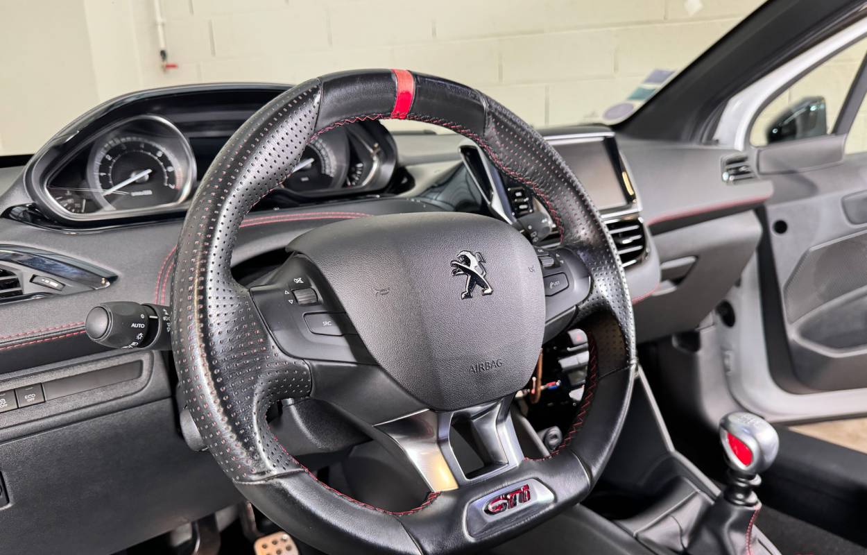 Peugeot 208 GTI 1.6 THP 208cv 17