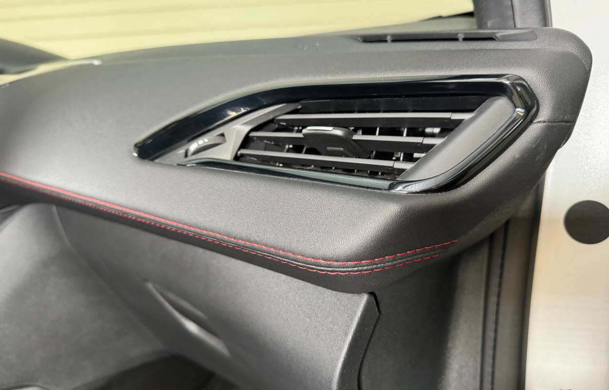 Peugeot 208 GTI 1.6 THP 208cv 3