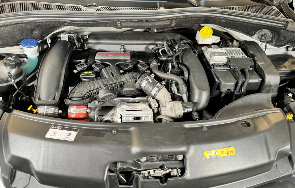 Peugeot 208 GTI 1.6 THP 208cv 4