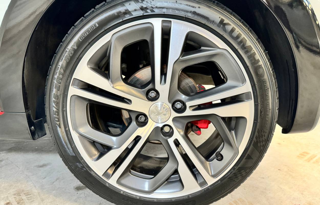 Peugeot 208 GTI 1.6 THP 208cv 5