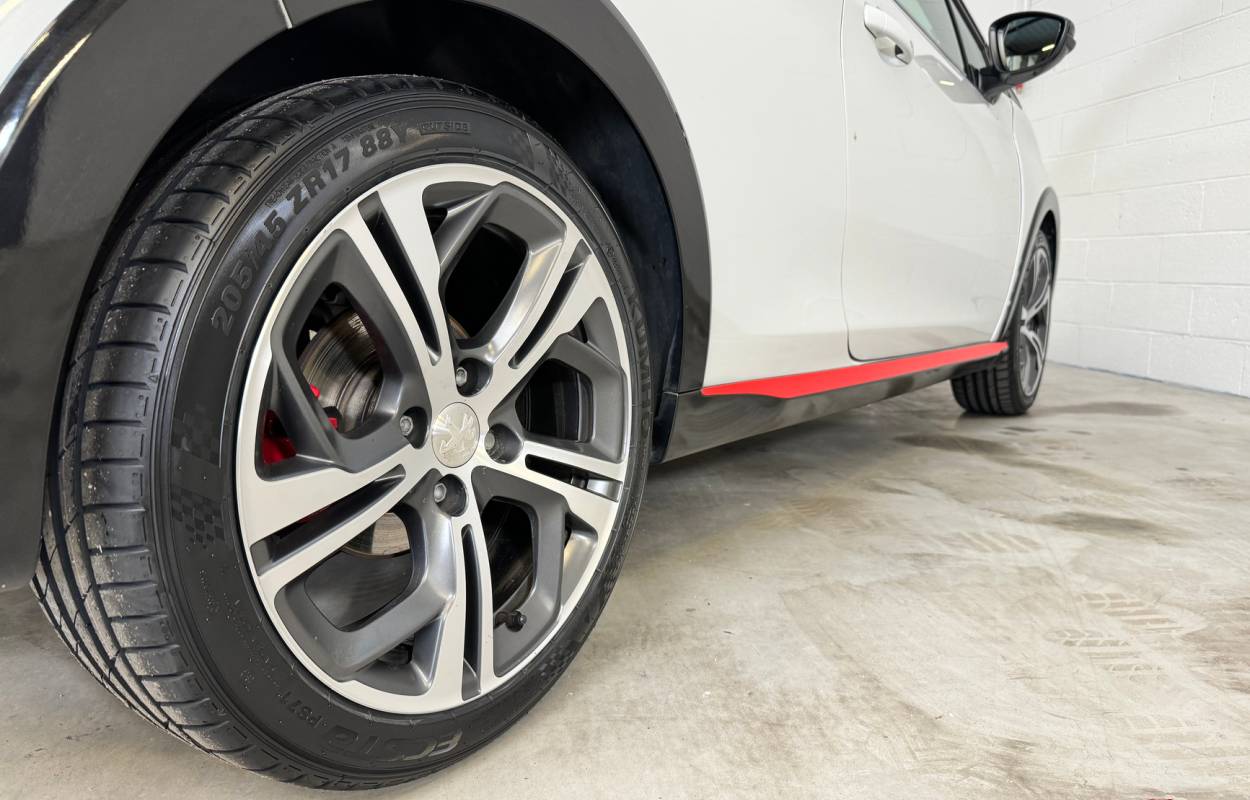Peugeot 208 GTI 1.6 THP 208cv 6