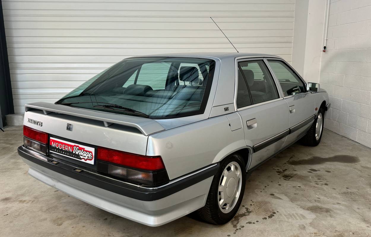 Renault 25 TXI 140cv 12