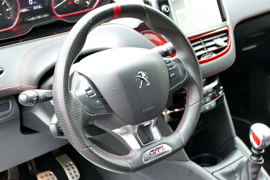 Peugeot 208 GTI 1.6 THP 200cv 7