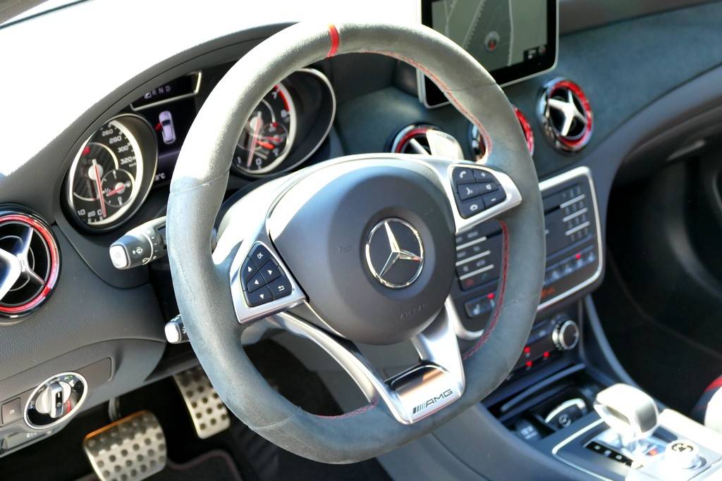 Mercedes-Benz GLA 45 AMG 4Matic Speedshift 15