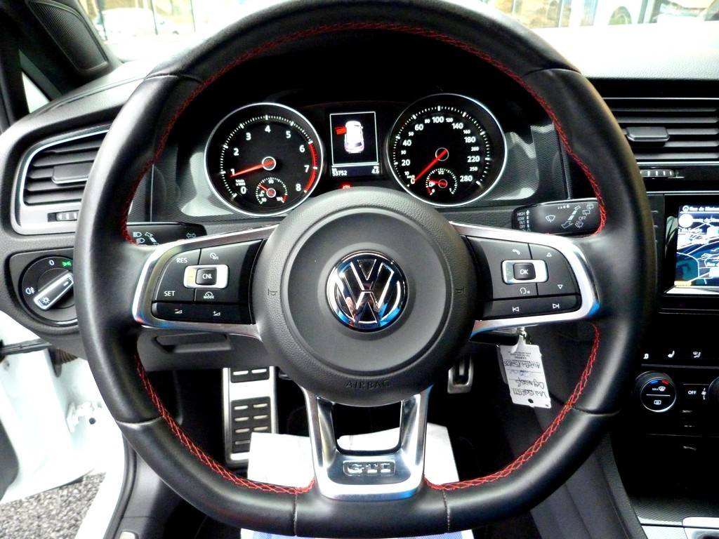 VOLKSWAGEN GOLF VII GTI 220 7