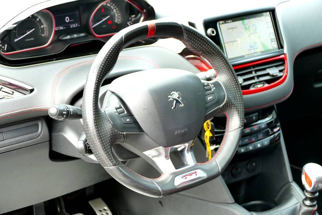 Peugeot 208 GTI 1.6 THP 200 9