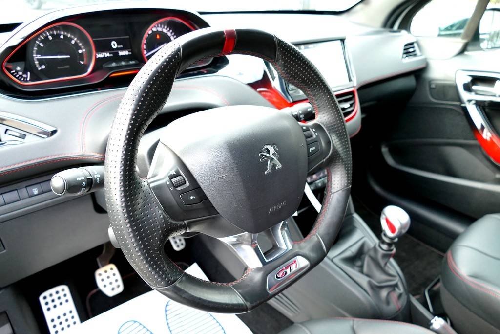 Peugeot 208 GTI 1.6 THP 200 8