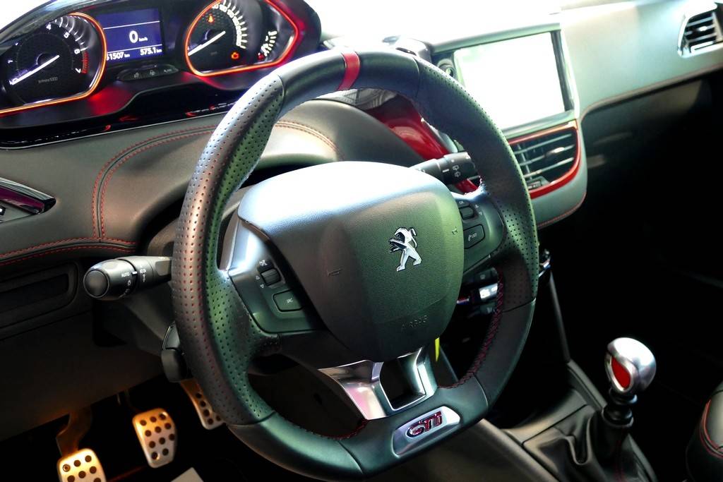 Peugeot 208 GTI 1.6 THP 200 6