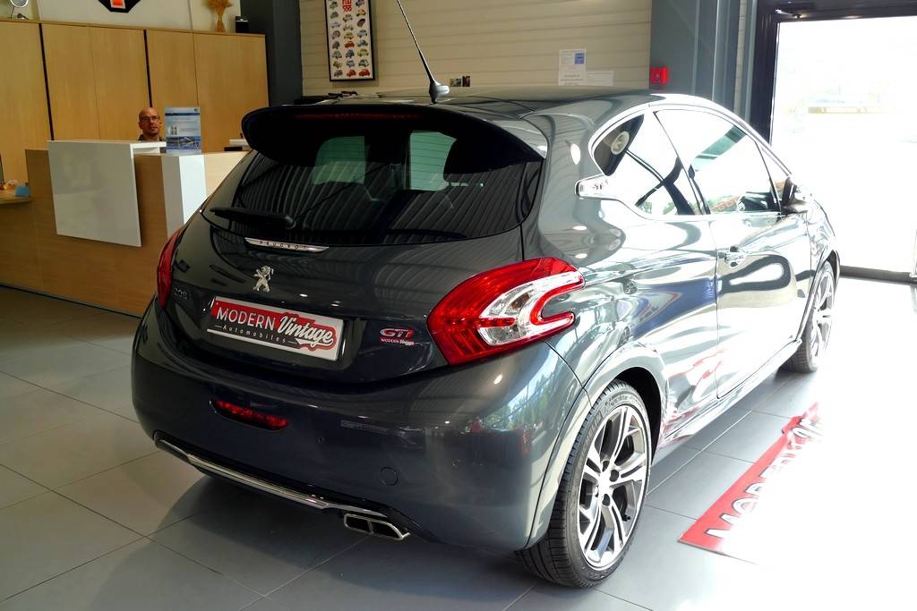 Peugeot 208 GTI 1.6 THP 200cv 14