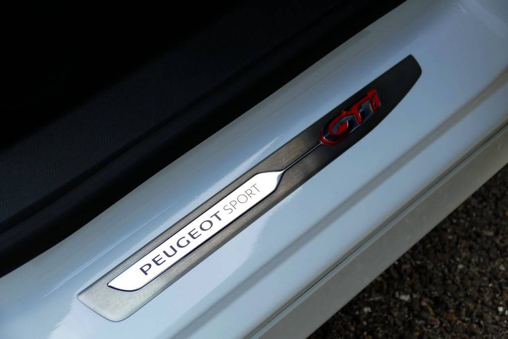 Peugeot 308 GTi 1.6 THP 270 by Peugeot Sport 8