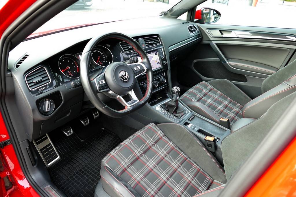 Volkswagen Golf VII GTI Performance 2.0 TSI 230 16