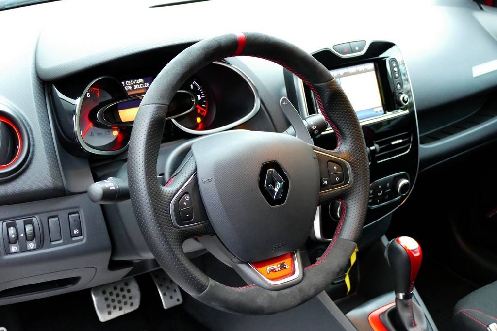 Renault Clio IV RS Trophy EDC 220 6