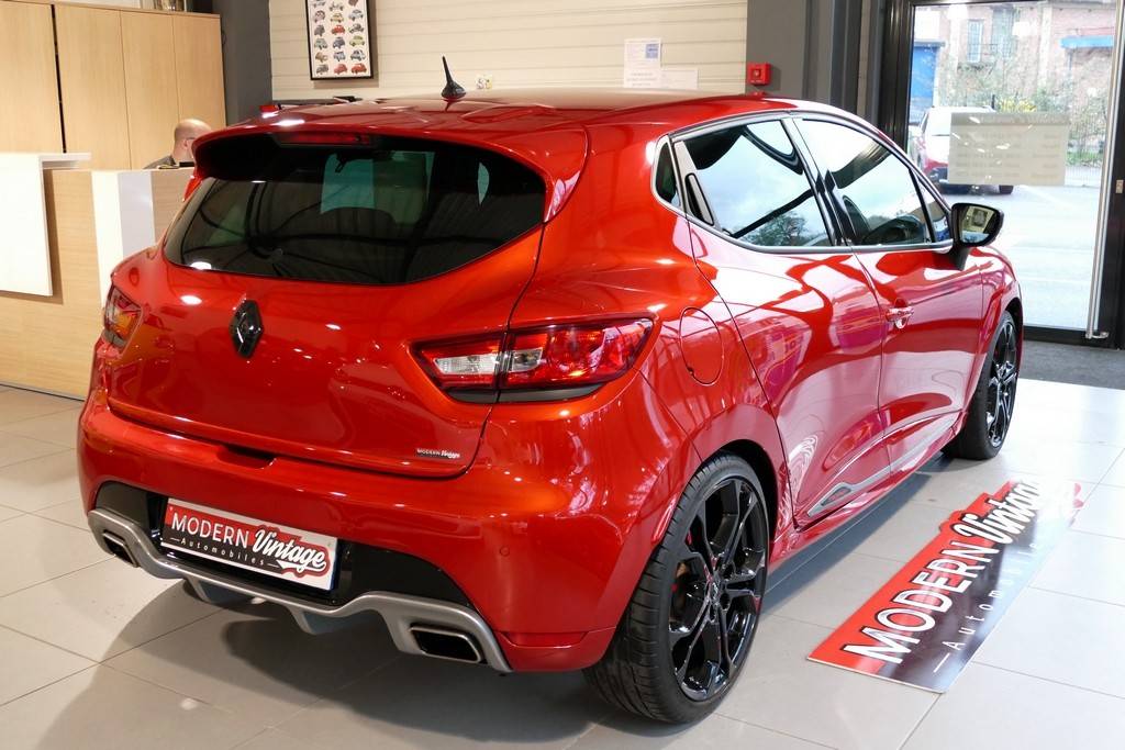 Renault Clio IV RS Trophy EDC 220 14