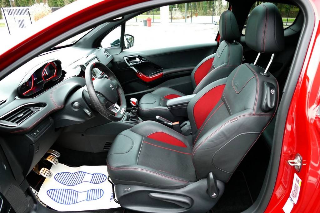 Peugeot 208 GTI 1.6 THP 200cv 4