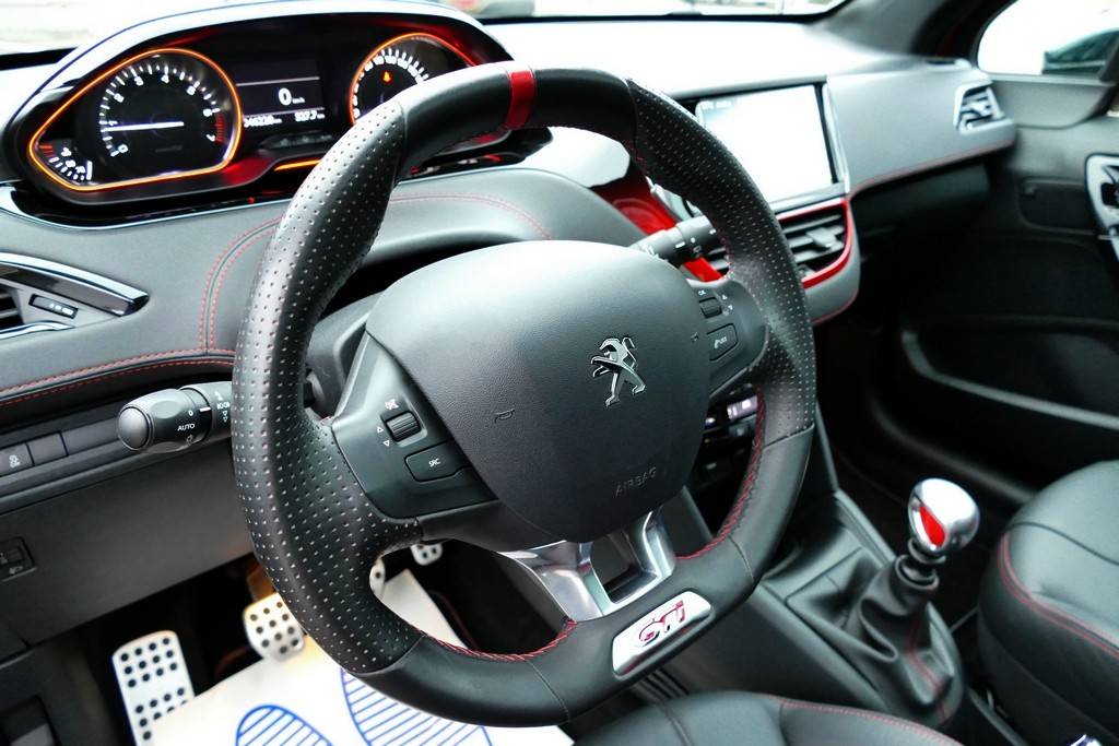 Peugeot 208 GTI 1.6 THP 200cv 12