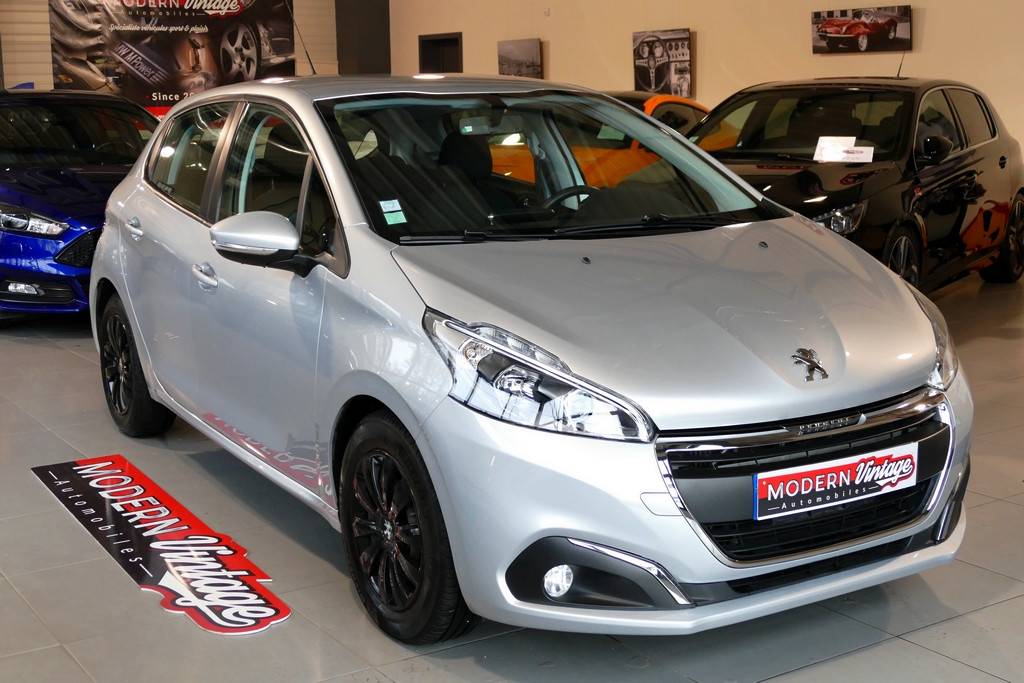 Peugeot 208 1.6 HDI 100cv Business 10