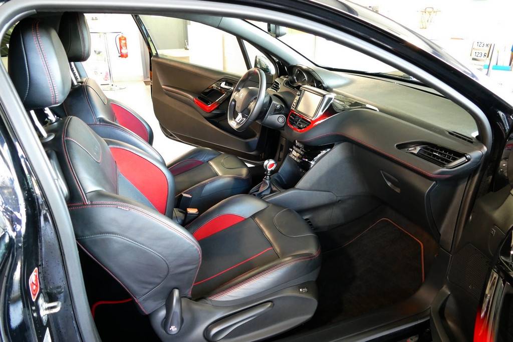 Peugeot 208 GTi 1.6 THP 200cv 4