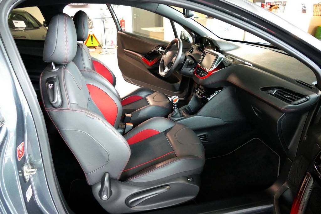 Peugeot 208 GTi 1.6 THP 200cv 4