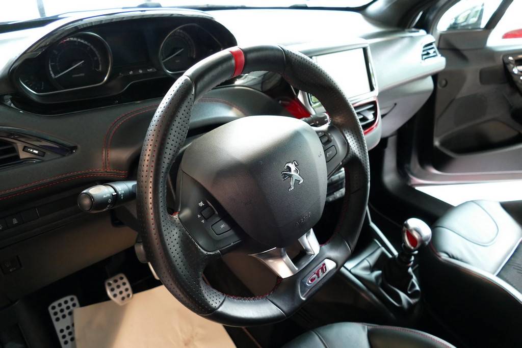 Peugeot 208 GTi 1.6 THP 200cv 6