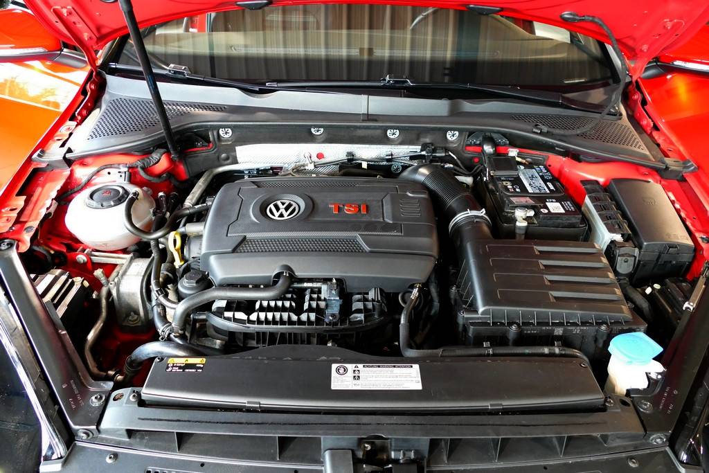 Volkswagen Golf VII GTI Performance 245 DSG Facelift 13