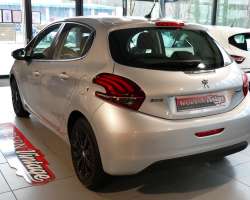 Peugeot 208 1.6 HDI 100cv Business 8